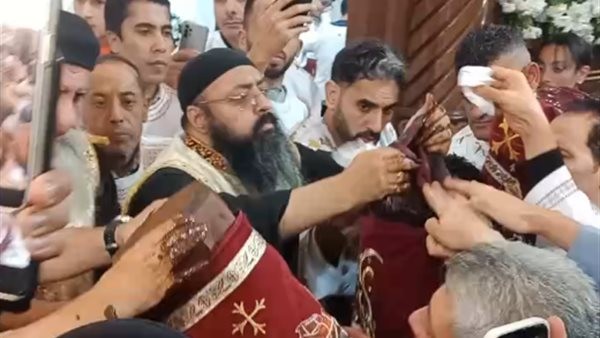 إقبال كبير مع بدء احتفالات مولد أبو سيفين في كنيسة أمبروزو بمحرم بك بالإسكندرية| فيديو