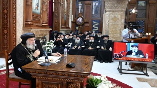 البابا تواضروس يتأمل في مفاهيم استجابة الله للصلوات : تأتي الاستجابة بفرح معها .. ويلتقط الصور مع شعب كنيسة العذراء بالوجوه بشبرا