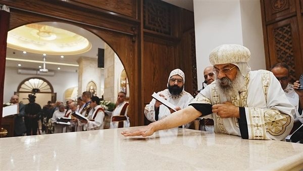 الأنبا رافائيل يدشن مذبح الشهيد أبي سيفين بكنيسة العذراء بالفجالة