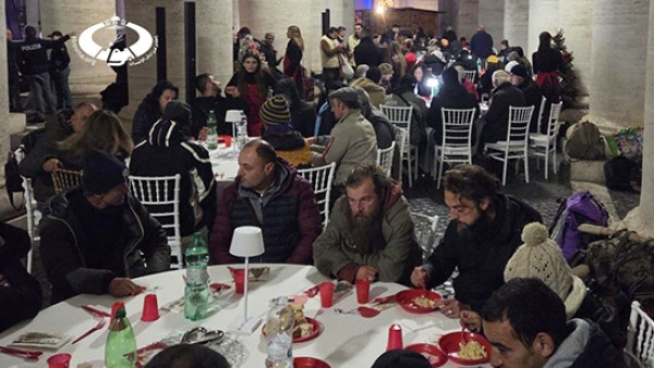 رعية القديس بطرس والفاتيكان تنظم عشاء عيد الميلاد للفقراء قرب البازيليك