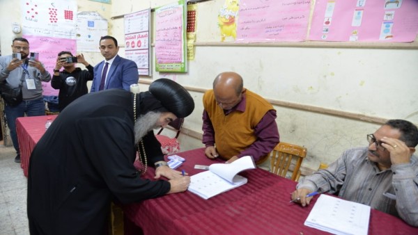 الأنبا يوأنس يدلي بصوته في انتخابات مجلس النواب بأسيوط