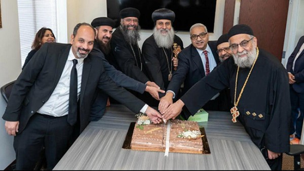 توقيع عقد شراء كنيسة جديدة باسم العذراء مريم والأنبا أبرآم بفيرجينيا بيتش