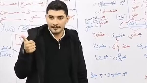 الجيل ده لازم يفوق، مدرس يثير الجدل بمنع دخول الطلبة بالبنطلون المقطع والفتيات بالمكياج (فيديو)