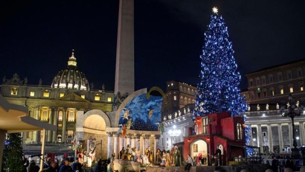 إضاءة شجرة عيد الميلاد وتدشين مغارة الميلاد في ساحة القديس بطرس بالفاتيكان