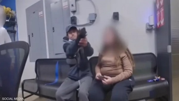 فيديو.. شرطي ينجو من محاولة قتل بـ"أعجوبة"