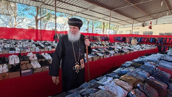 الأنبا فام يفتتح معرض ملابس "إخوة الرب" لعيد الميلاد بشرق المنيا