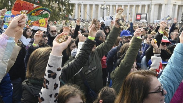 تقليد الميلاد في روما: الأطفال ينالون البركة وهم يحملون تماثيل الطفل يسوع قبل وضعه بالمغارة