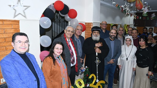 الأنبا ميخائيل يشارك المرضى والمسنين احتفالات الكريسماس بمستشفى الأنبا برسوم