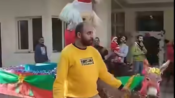 شاهد.. مدرسة بالإسكندرية تحتفل برأس السنة الميلادية بـ«بابا نويل» وحمار