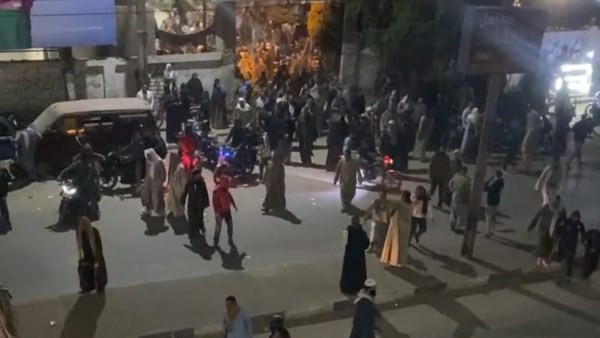 وسط حالة من الحزن.. أهالي بني أحمد بالمنيا يشيعون جثامين الأسرة المتوفاة