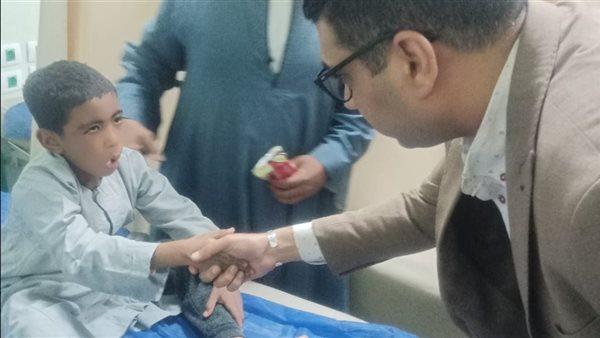 نائب محافظ الأقصر يزور مصابي "منزل الدير" المنهار ويوجه بإعادة بنائه فورًا