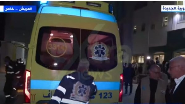 وصول سيارات إسعاف تقل مصابين فلسطينيين إلى مستشفى العريش.. فيديو