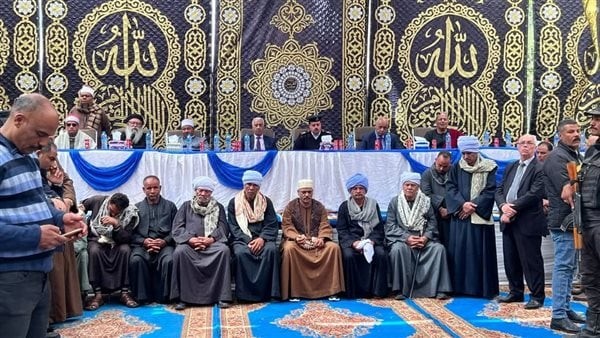 شاهد، لحظة تسليم "الكفن" لإنهاء خصومة ثأرية بين عائلتين في قنا