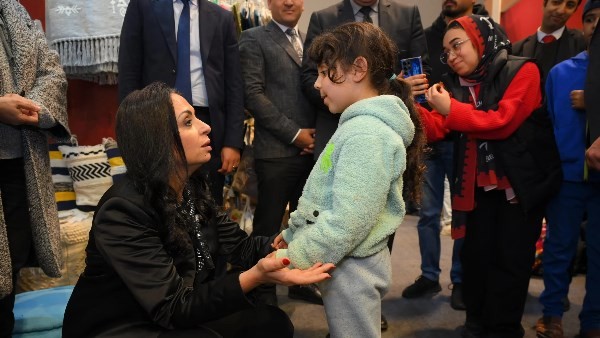 «في وزيرة بتكون ست».. مايا مرسي تداعب طفلة أثناء افتتاح معرض وزارة التضامن الاجتماعى (فيديو)