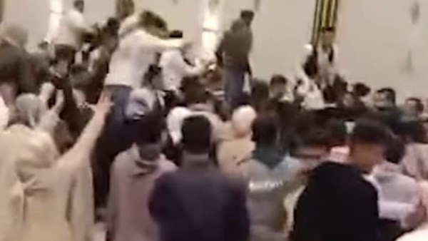 المعازيم كسروا القاعة والعريس قلع الحزام ونزل ضرب في أهل العروسة.. تفاصيل خناقة فرح الشرقية | شاهد الفيديو