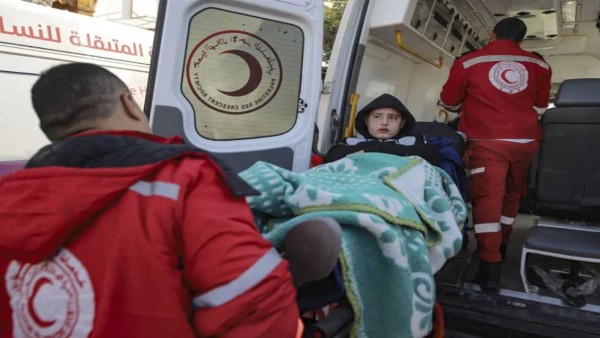 غالبيتهم من الأطفال والنساء.. معبر رفح البري يستقبل الدفعة الرابعة من الجرحى الفلسطينيين