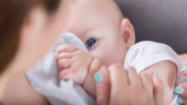 لبن الأم يعالج قرنية العين.. عرفه المصريون القدماء ووصفوه بـ"رحيق الآلهة"