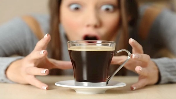 "وداعًا للقهوة" طبيبة تكشف التوقيت الأمثل للتوقف عن تناولها