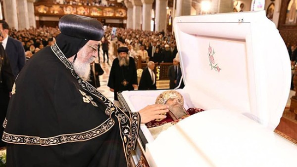 الـبابـا تـواضروس باكـيًـا لنياحة الأنبا باخوميوس: حبيبي قد نام.. أودع فيه الحكمة والمحبة والقدوة
