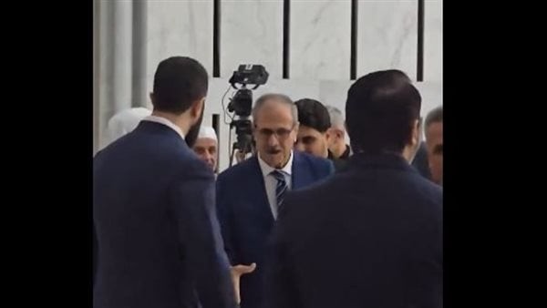 أحمد الشرع يقبل يد والده في أول ظهور له خلال مراسم الاحتفال بعيد الفطر (فيديو)