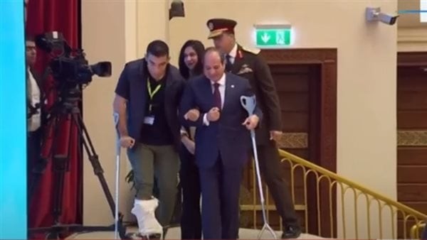 السيسي يساعد مصابي الشرطة في صعود المسرح خلال تكريمهم باحتفالية عيد الفطر (فيديو)