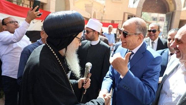 استقبله الأنبا اغاثون.. محافظ المنيا يزور مطرانية مغاغة لتقديم التهنئة بعيد القيامة المجيد
