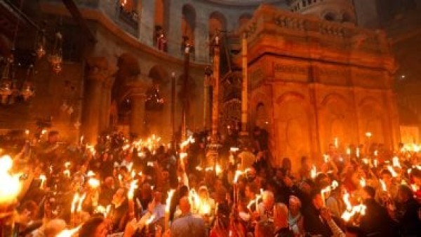 اليوم.. الأقباط يحتفلون بظهور النور المقدس من قبر المسيح في "سبت النور"