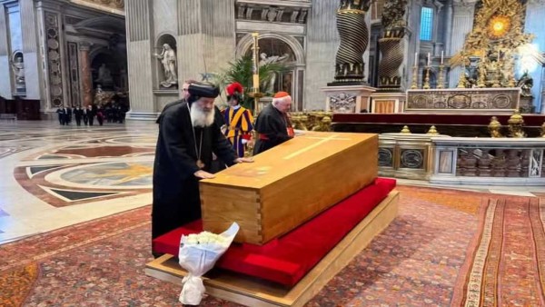 وفد من الكنيسة الأرثوذكسية يحضر جنازة «بابا الفاتيكان» (تفاصيل)