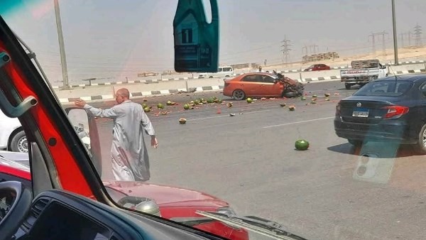 بطيخ على الأسفلت.. حادث تصادم مروع على طريق الواحات| صور
