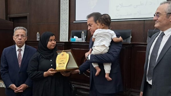 تخليدًا لذكراهما وتقديرًا لعطائهما.. وزير الصحة يكرم شهيدي الواجب الدكتور علي صلاح وصلاح صفوت