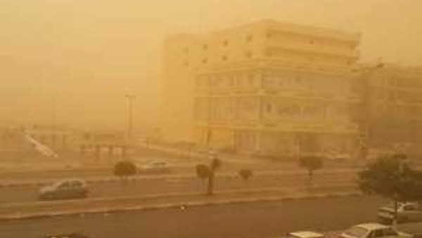 مشاهد من قلب العاصفة.. الأرصاد تحذر: انعدمت الرؤية في تلك المحافظات