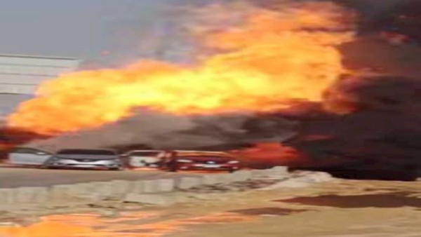 "العربيات ولعت"... الحماية المدنية تحاول السيطرة على انفجار خط غاز بطريق الواحات (صور)