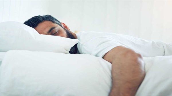 أستاذ طب نفسي يحذر من النوم نهارًا: يسبب العديد من الأمراض (فيديو)