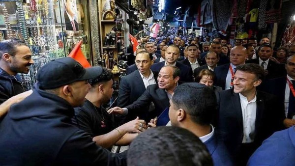 «حبناه أكتر ما بنحبه».. أول تعليق من صاحب السيلفي مع السيسي وماكرون في خان الخليلي