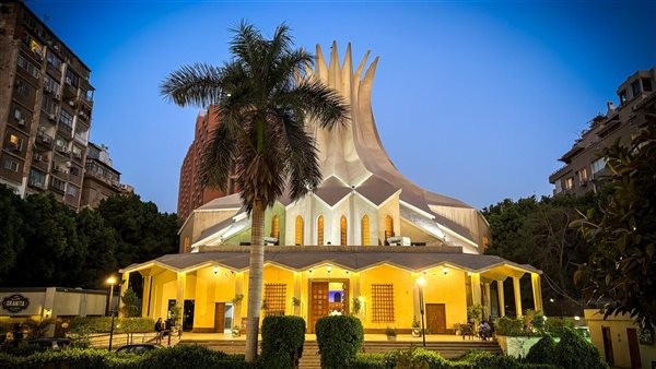 كاتدرائية جميع القديسين تتزين بالأضواء احتفالاً بعيد القيامة المجيد