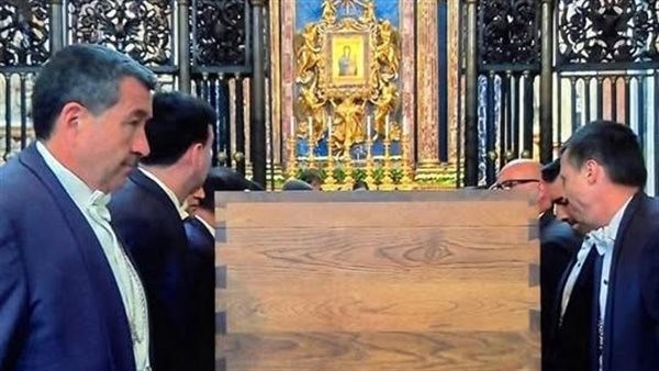مراسم تشييع جنازة البابا.. حمل التابوت على الكراسي اليدوية