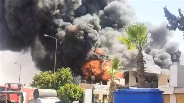إصابة 5 أشخاص وخسائر بملايين الجنيهات، تفاصيل حريق مصنع أكتوبر (صور)