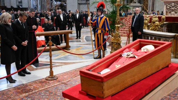 لماذا منع الفاتيكان التقاط صور السيلفي مع نعش البابا فرنسيس