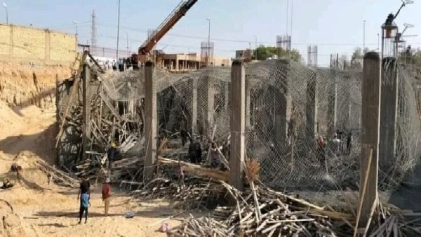 إصابة 3 أشخاص إثر انهيار سقف مصنع تحت الإنشاء بالشرقية