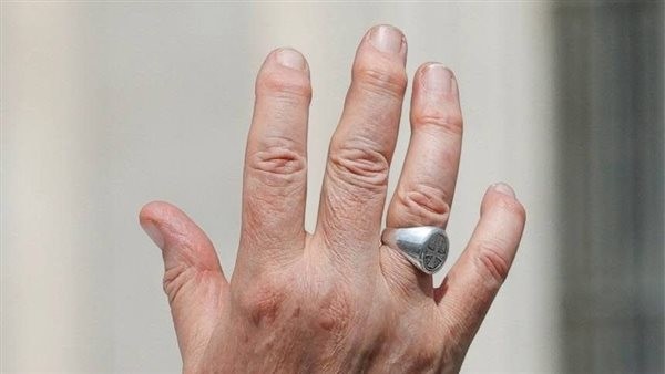 خاتم البابا فرنسيس يثير التساؤلات.. لماذا بقي في يده حتى بعد وفاته؟
