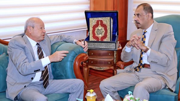 محافظ سوهاج يستقبل المهندس نجيب ساويرس لمناقشة مشروع "دار وسلامة" وبحث فرص الاستثمار بالمحافظة