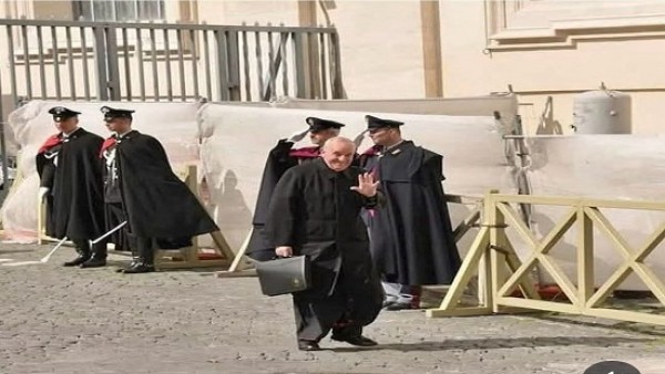 صورة متواضعة لبرغوليو القادم من الأرجنتين قبل انتخابه بابا عام 2013 ..بعد أيام حمل اسم فرنسيس لينشر السلام والطمأنينة في العالم