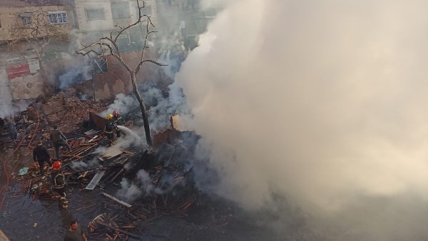 ليلة الرعب في الشرابية.. حريق “الروبابيكيا” يلتهم 10 مخازن ويُسقط عقارًا.. والسبب أنبوبة بوتاجاز