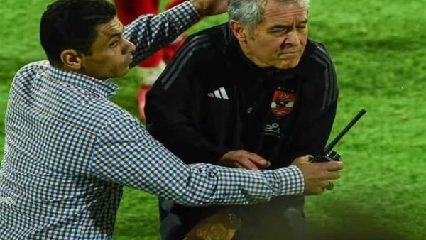 أول تعليق من كولر على هجوم جماهير الأهلي بالزجاجات.. إعلامي يكشف