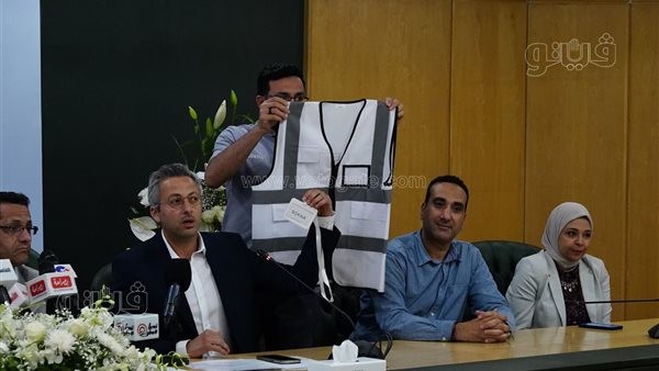 زي موحد وأكواد رقمية للمكلفين بالتغطية الصحفية لـ جنازات المشاهير (صور)