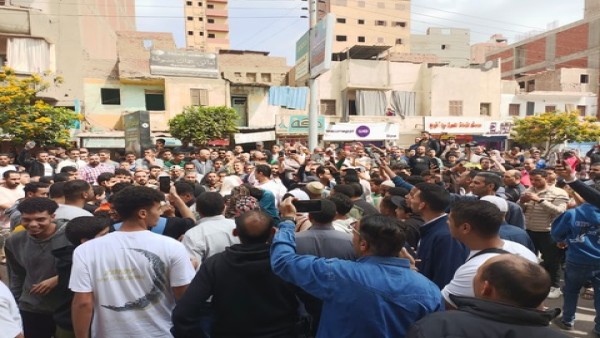 الطفل ياسين يصل إلى المحكمة بماسك وشنطة سبايدر مان