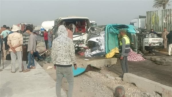 مصرع وإصابة 20 شخصًا في تصادم ميكروباص وسيارة نقل بالمنوفية (صور)