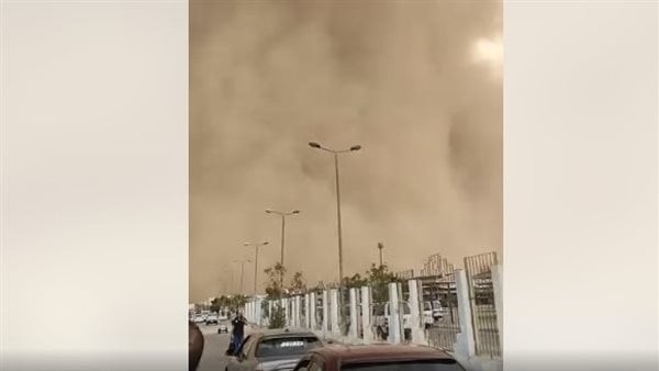 حجبت الرؤية وأظلمت النهار، وصول العاصفة الترابية للسويس (فيديو)