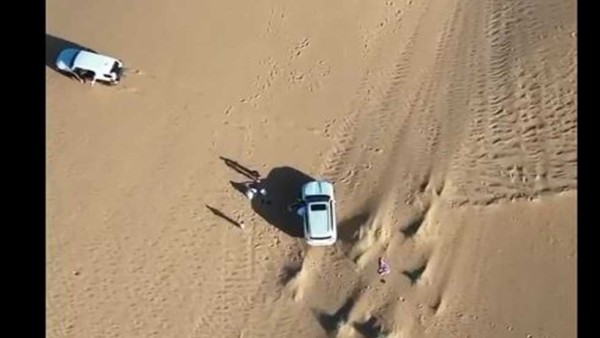 شربوا ماء «الراديتر» وأكلوا من الشجر.. لحظة إنقاذ عائلة سعودية في الصحراء (فيديو)