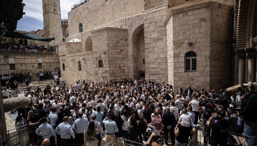 صلوات محاصرة بـ قيود الاحتلال.. إسرائيل تحرم المسيحيين من زيارة كنيسة القيامة في سبت النور